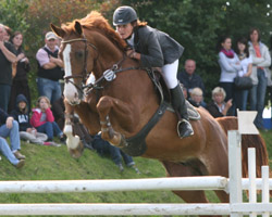 Die 24-jährige Anna Jürgens gewann das erste größere Freilandspringen in Plöwen auf Amageddon. Foto: Jutta Wego